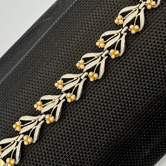 Vintage Coro Bracelet Gold Tone With Off-White Enamel Peach Colored Beads Marked - Picture 4 of 15
